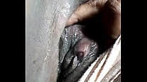 Две белобрысые цыпочки качественно лобызают со всех сторон эрегированный пенис